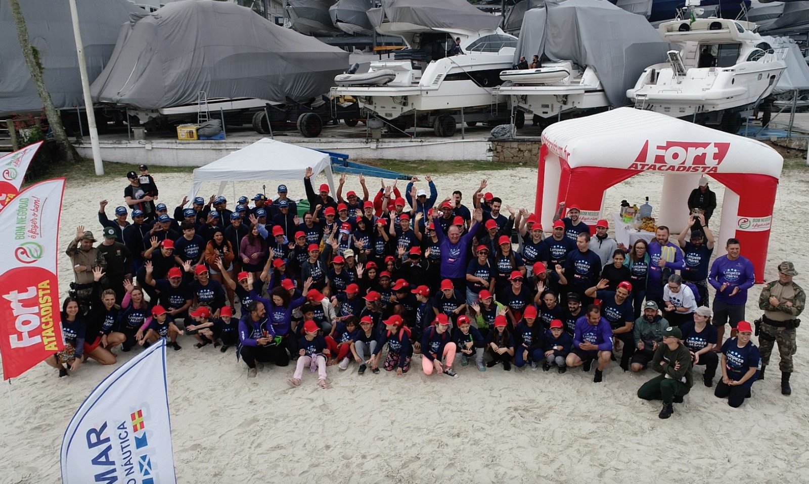 A cada nova etapa profissionais e voluntarios se juntam para o mutirao de limpeza nas praias