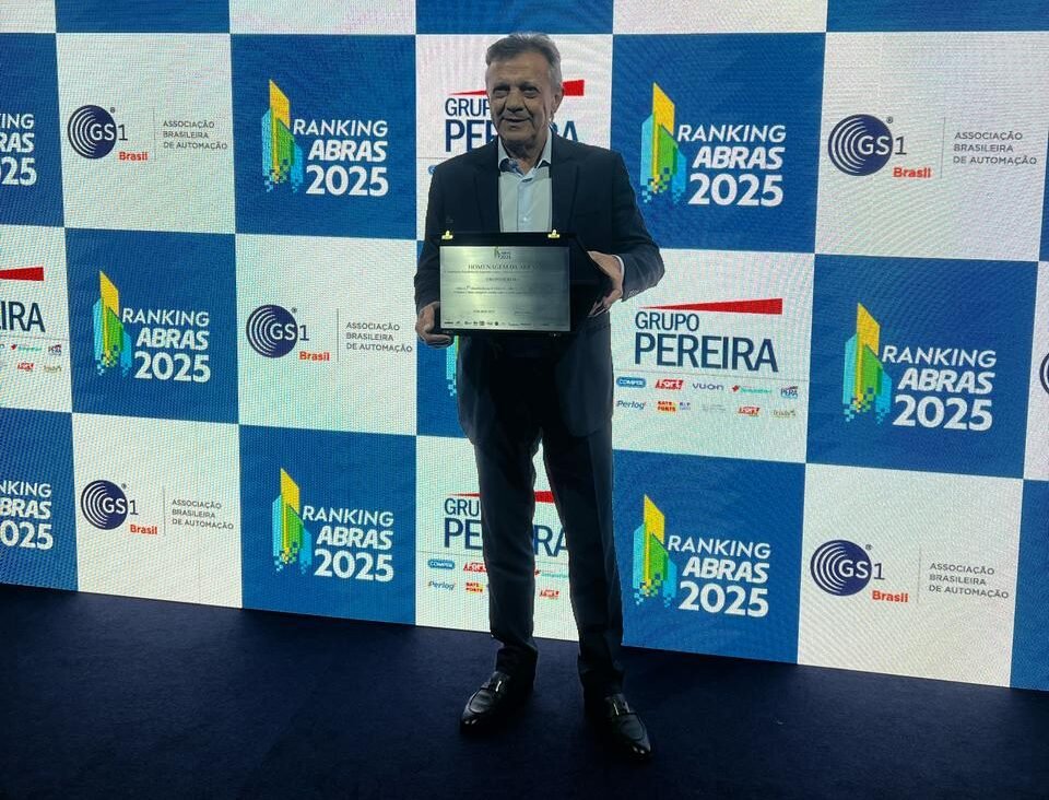 Com crescimento de mais de 17%, Grupo Pereira reafirma posição como maior supermercadista catarinense no ranking ABRAS 1 Joao Pereira Vice Presidente Comercial e de Marketing do Grupo Pereira recebendo a placa do Ranking ABRAS 2025 e1744829636579