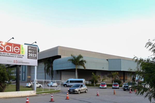 SAIE VETRO 2025 anuncia programação com palestras e encontros técnicos para profissionais do setor de portas, janelas e vidros em Florianópolis  Em 2025 a expectativa e de que mais de 10 mil pessoas passem pelo CentroSul durante os tres dias de evento