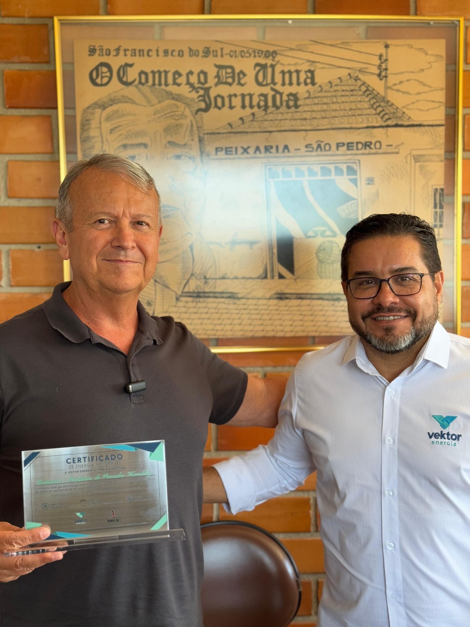 Parceria entre Kowalsky Pescados e Vektor gera economia de energia e impacto ambiental positivo em Itajaí 5 Jose Kowalsky da Kowalsky Pescados de Itajai recebe o certificado de energia renovavel do CEO da Vektor Sandro Bittencourt de Souza Divulgacao scaled