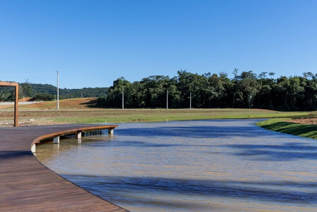 Com investimento de R90 milhoes na execucao de infraestrutura o empreendimento em Gaspar SC integra natureza lagos e servicos inclusos com design de arquiteto alemao